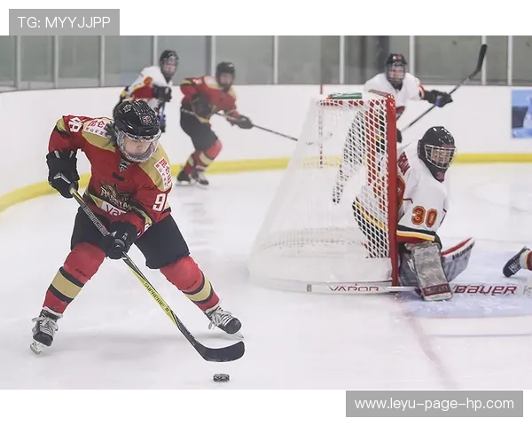 模拟犯规判罚为何频频争议，裁判如何准确识别规则界限？