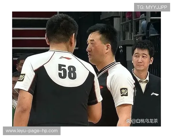 半场哨响时球仍在比赛中的裁判处理规则